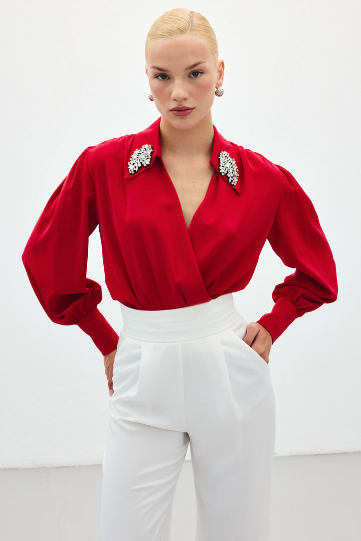 Sateen Blouse body avec détails d'accessoires - Rouge