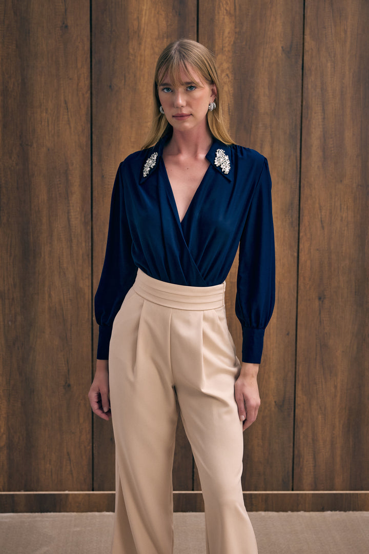 Sateen Blouse body avec détails d'accessoires - Bleu marine
