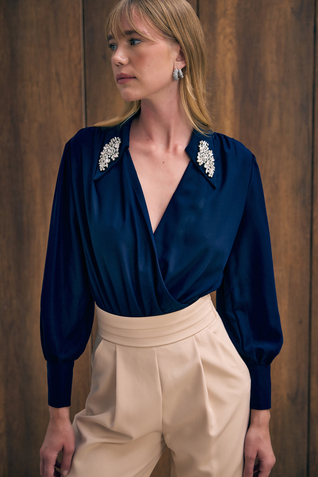 Sateen Blouse body avec détails d'accessoires - Bleu marine