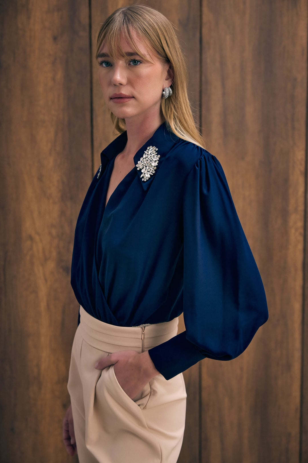 Sateen Blouse body avec détails d'accessoires - Bleu marine