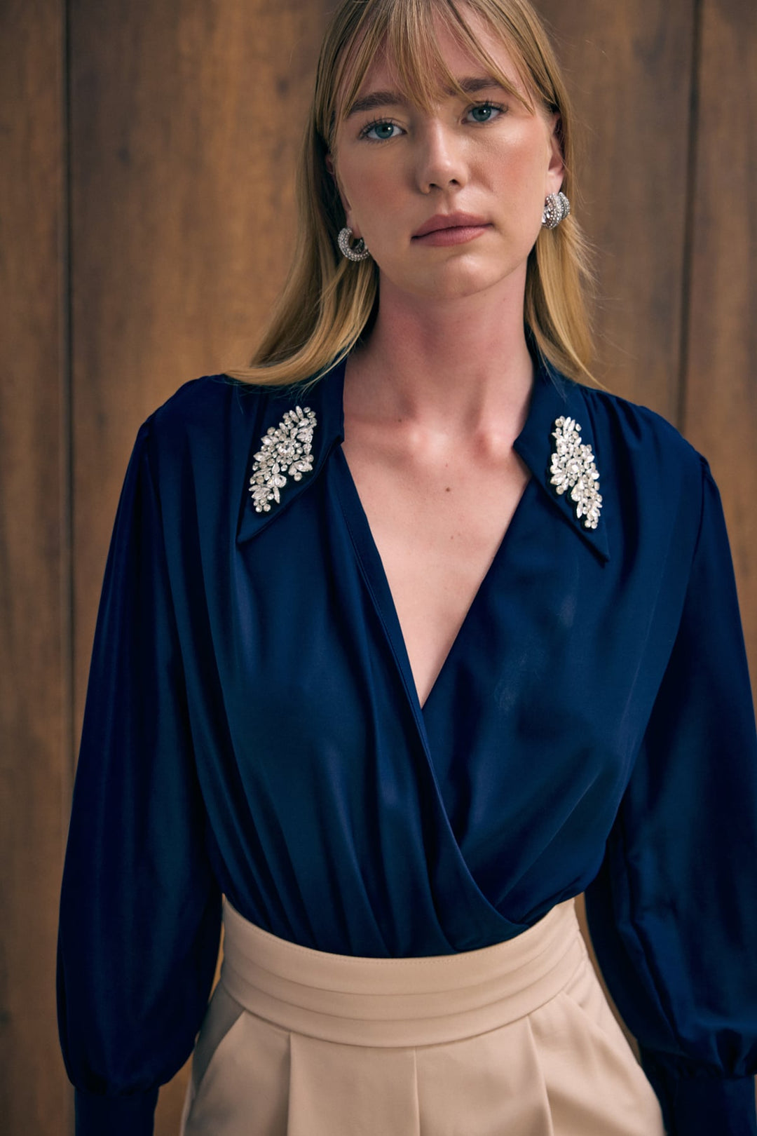Sateen Blouse body avec détails d'accessoires - Bleu marine
