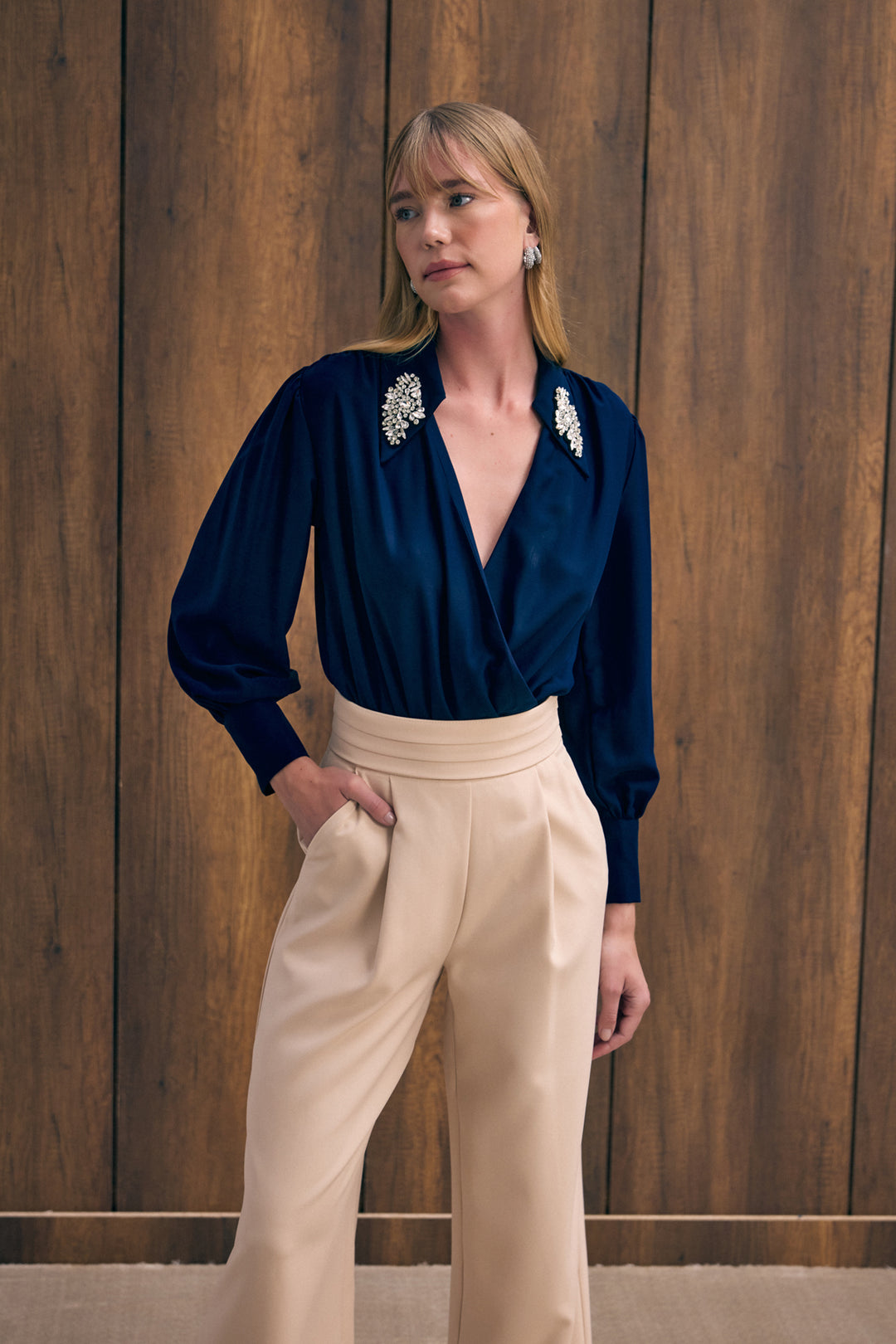 Sateen Blouse body avec détails d'accessoires - Bleu marine