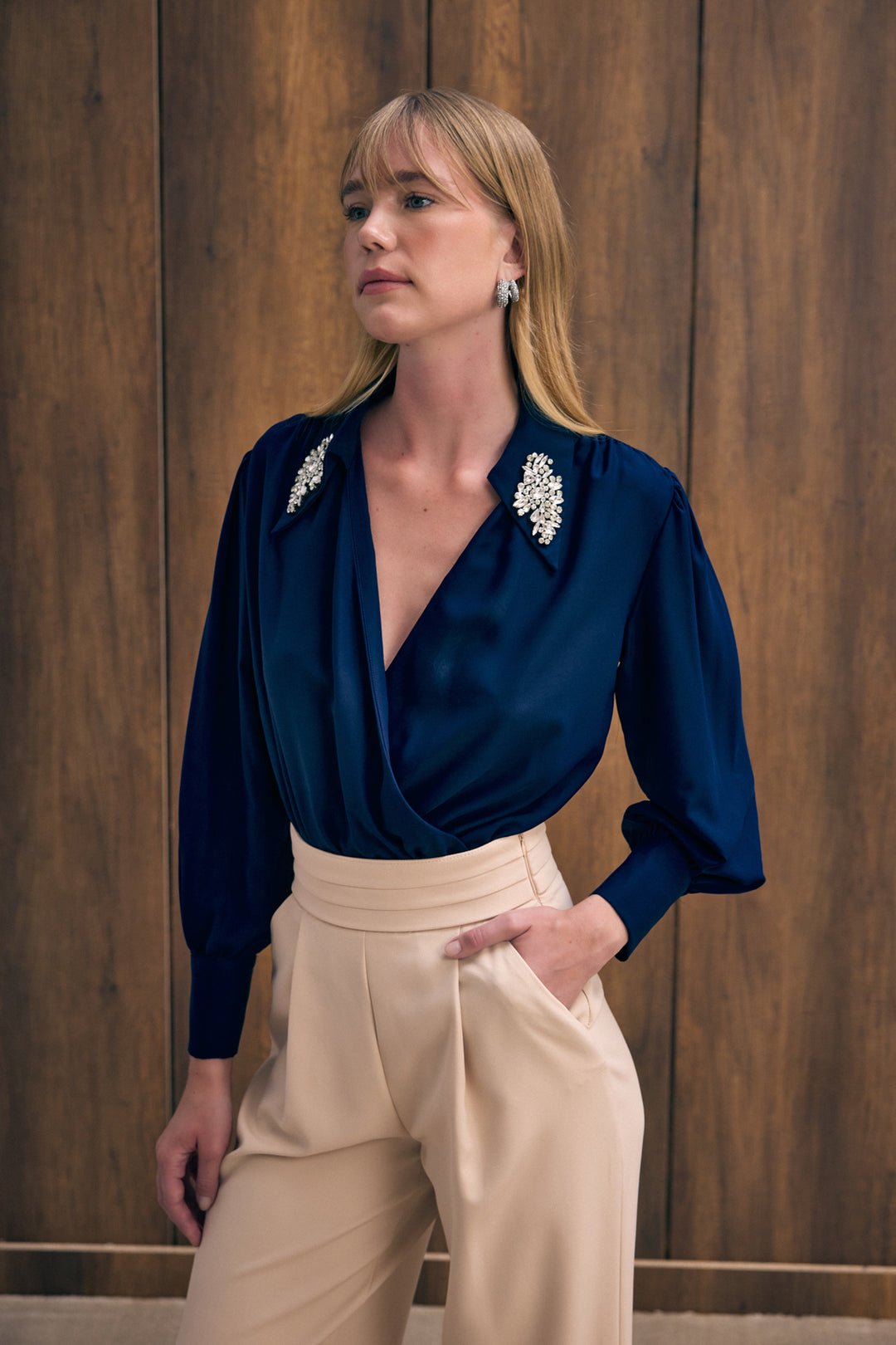 Sateen Blouse body avec détails d'accessoires - Bleu marine