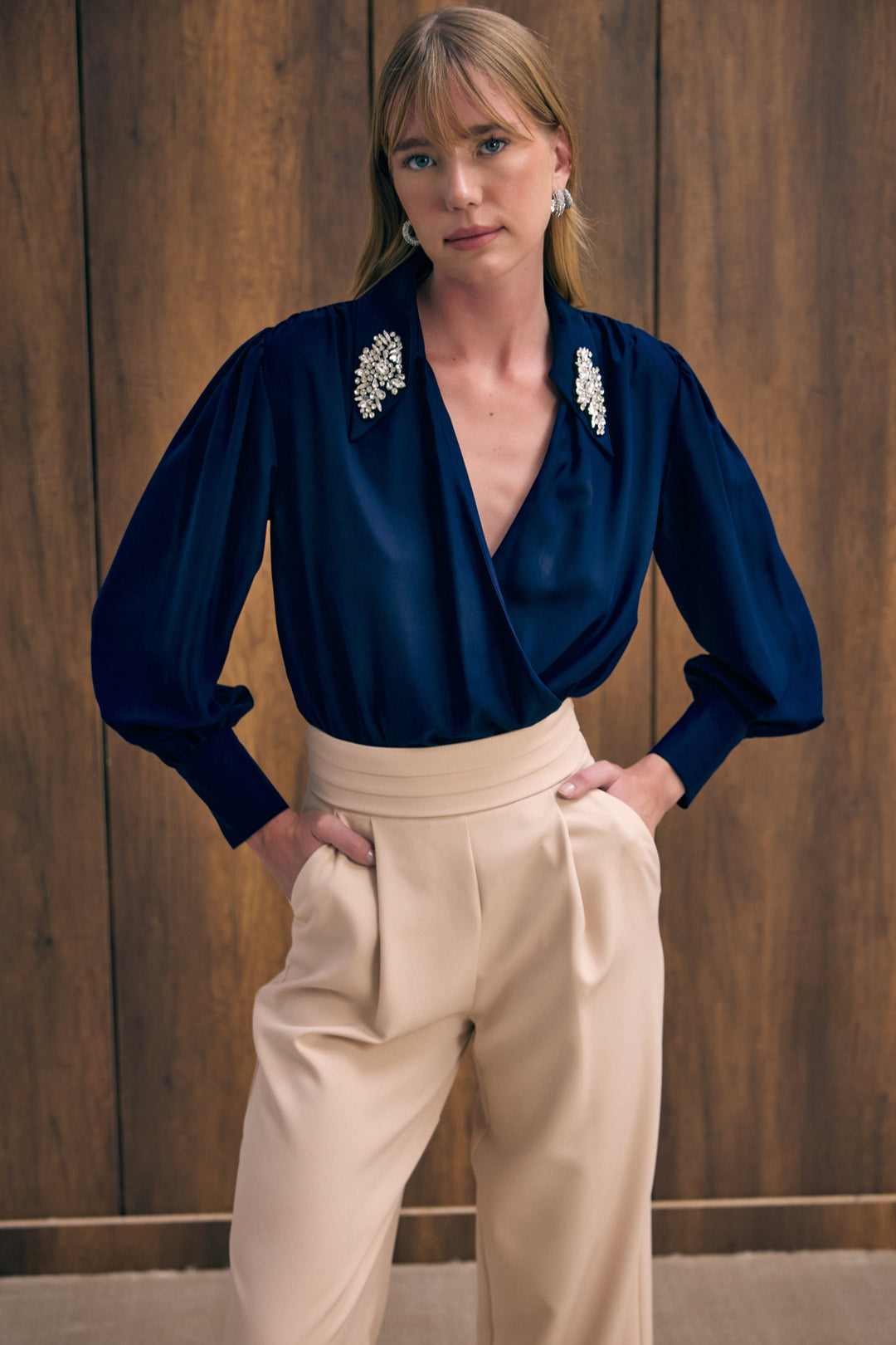 Sateen Blouse body avec détails d'accessoires - Bleu marine