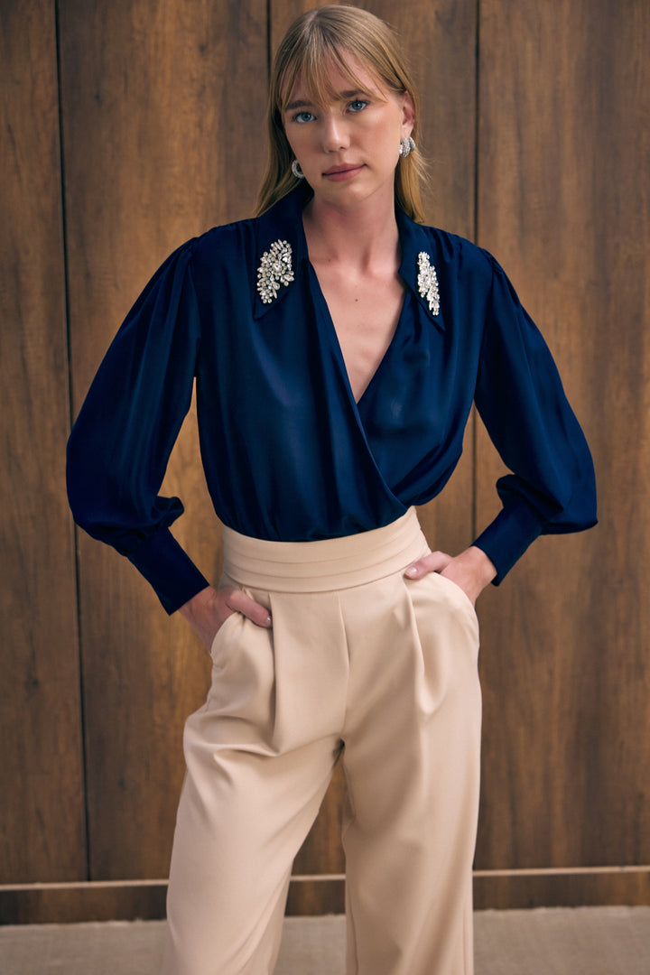 Sateen Blouse body avec détails d'accessoires - Bleu marine