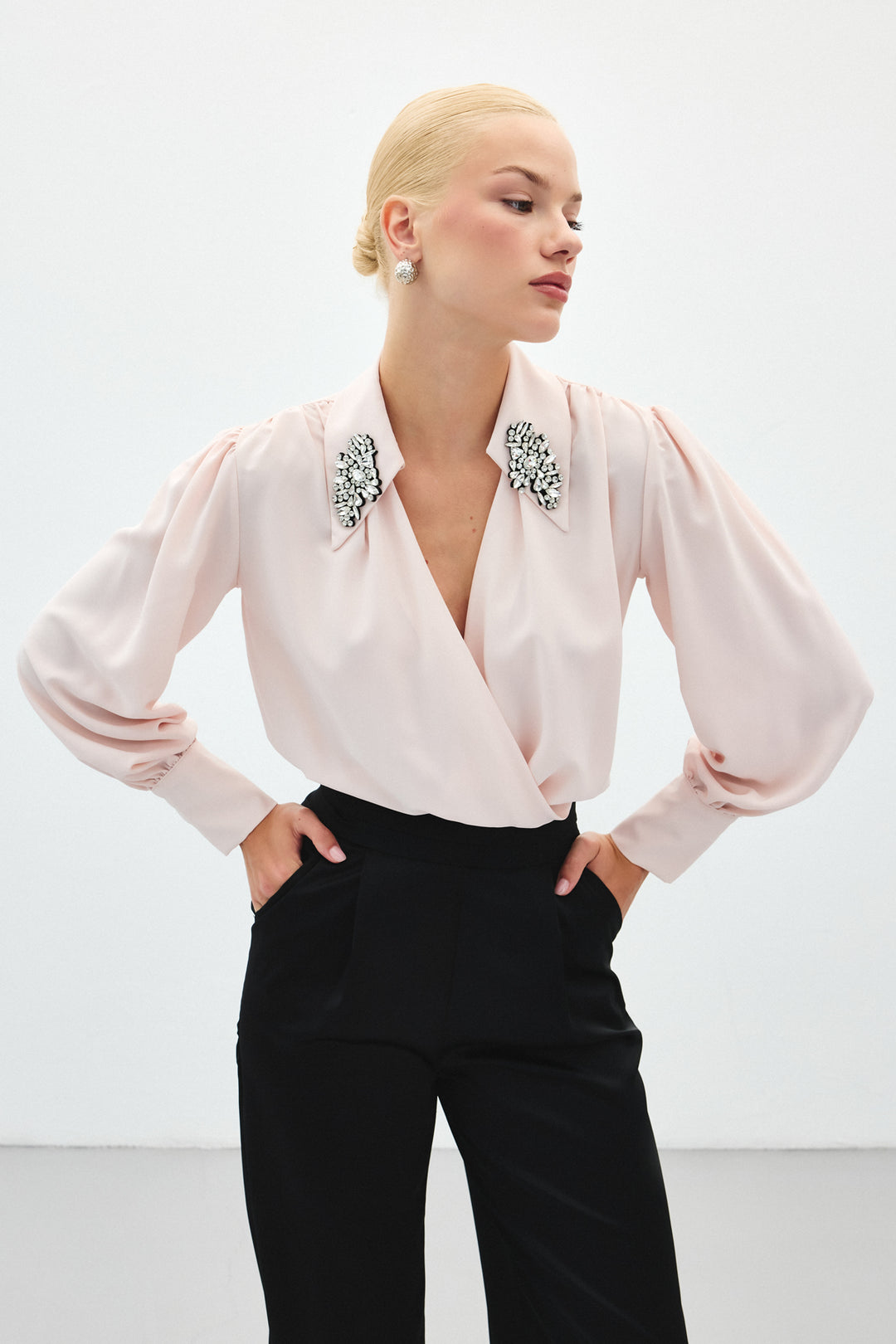 Sateen Blouse body avec détails d'accessoires - Poudre