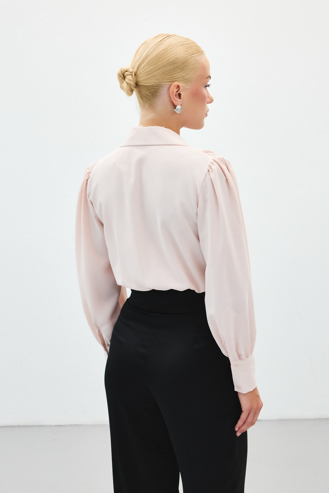 Sateen Blouse body avec détails d'accessoires - Poudre