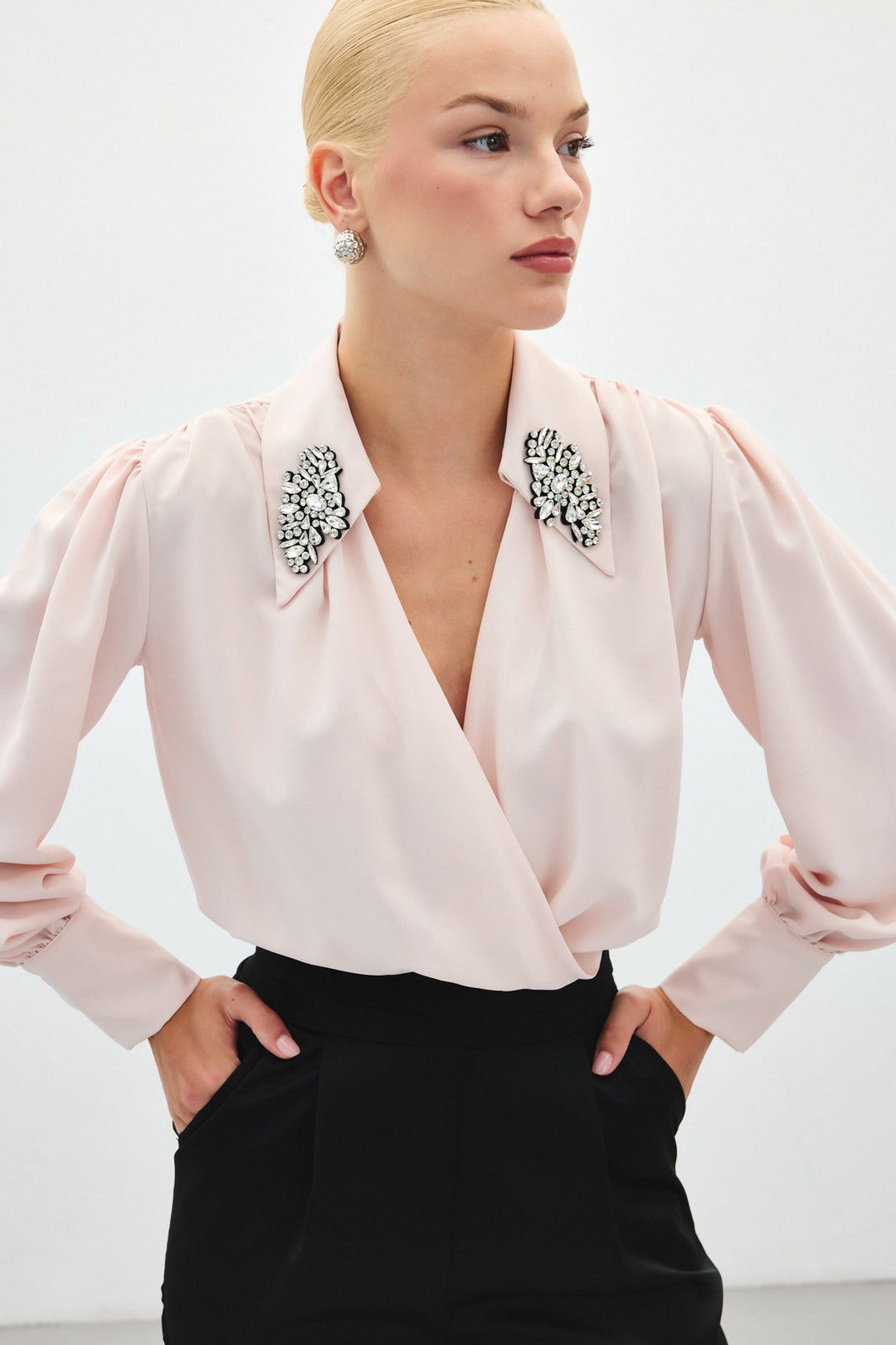 Sateen Blouse body avec détails d'accessoires - Poudre