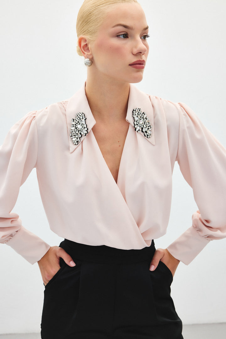 Sateen Blouse body avec détails d'accessoires - Poudre