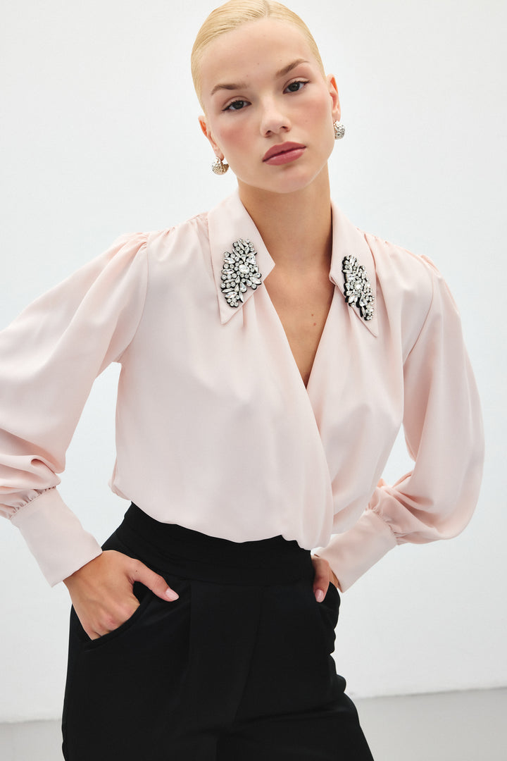 Sateen Blouse body avec détails d'accessoires - Poudre