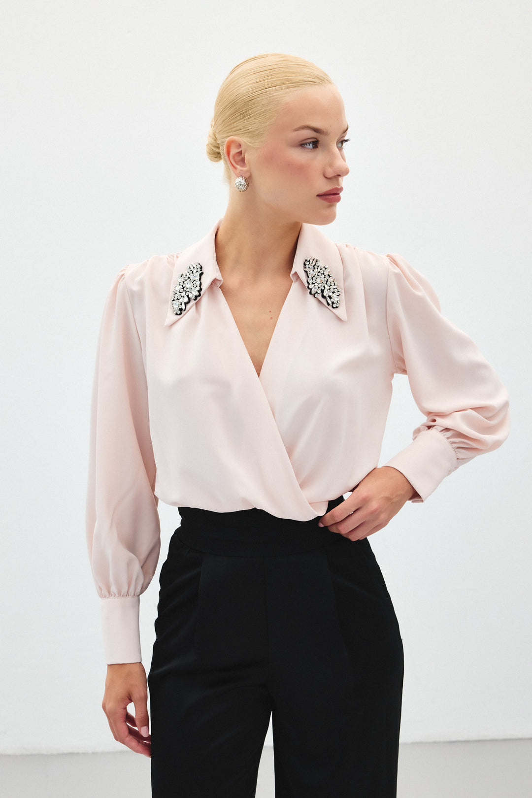 Sateen Blouse body avec détails d'accessoires - Poudre