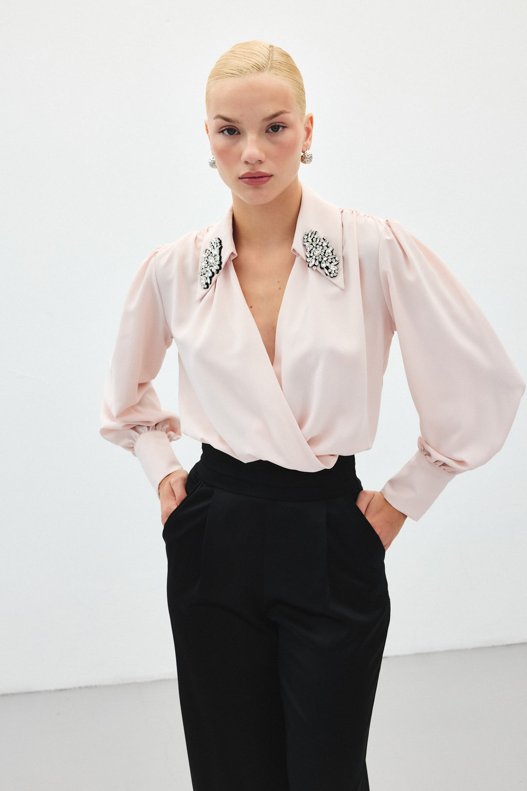 Sateen Blouse body avec détails d'accessoires - Poudre