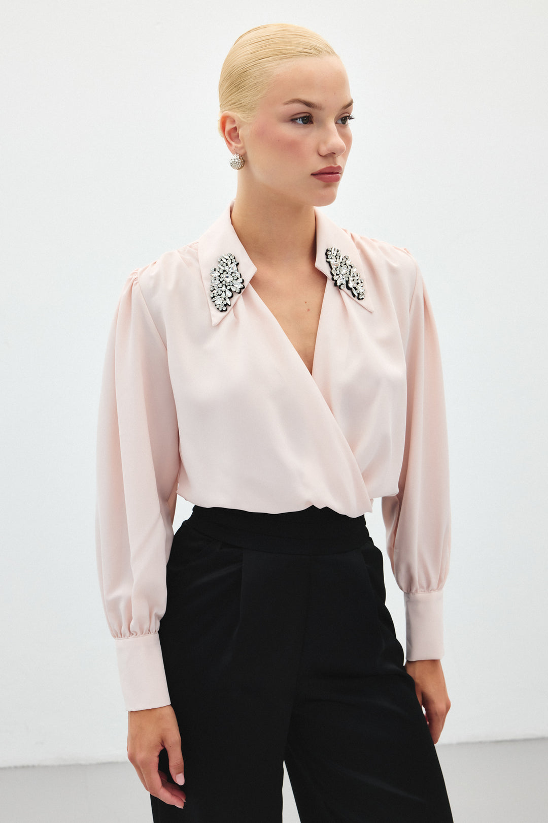 Sateen Blouse body avec détails d'accessoires - Poudre
