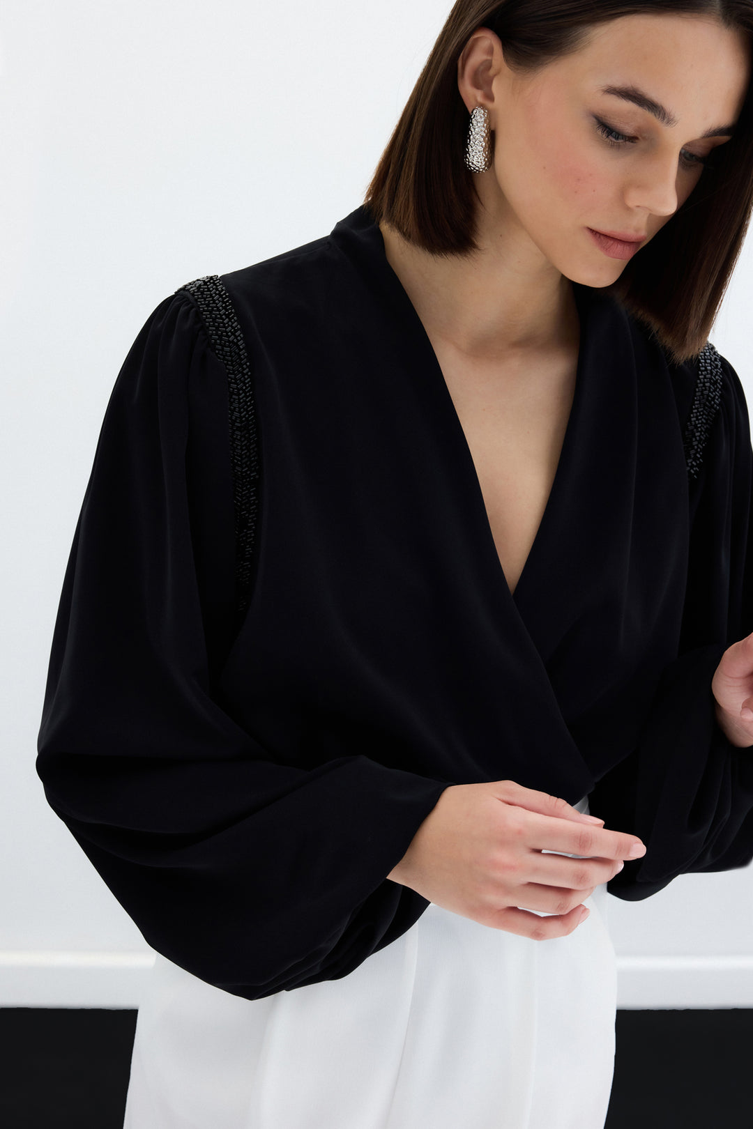Sateen Blouse Bodysuit avec Détails Accessoires - Noir