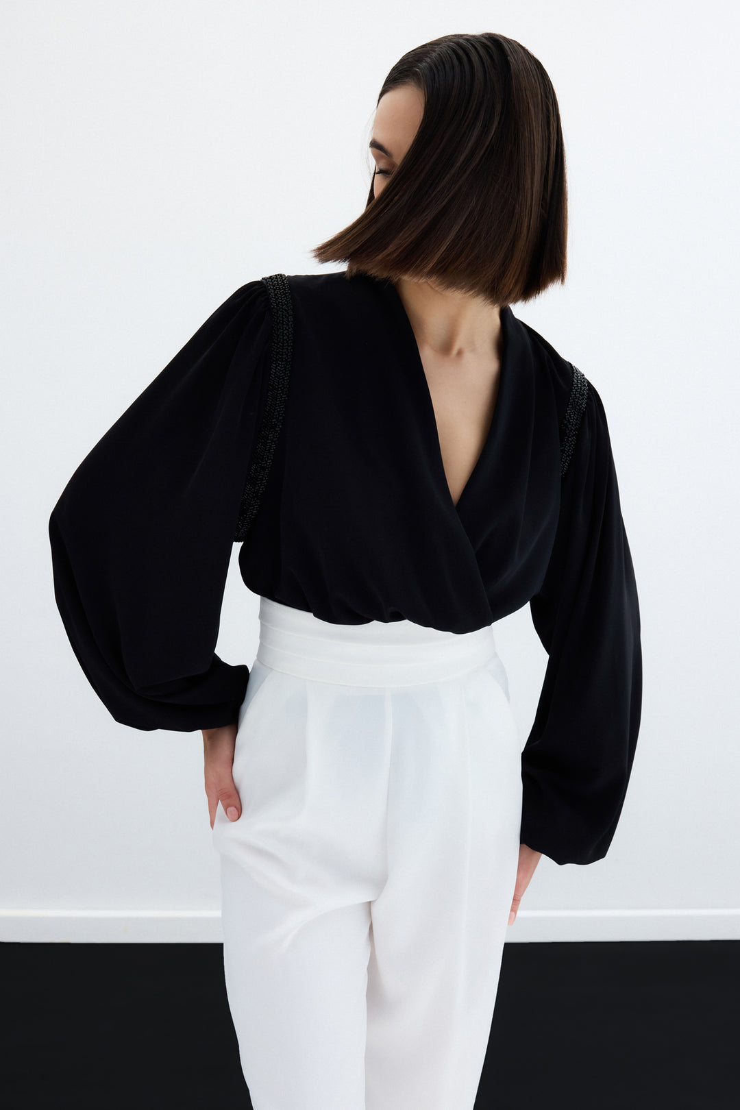 Sateen Blouse Bodysuit avec Détails Accessoires - Noir