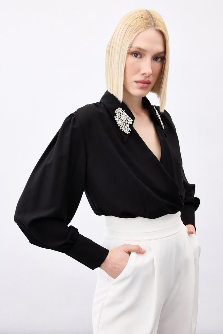 Sateen Blouse body avec détails d'accessoires - Noir