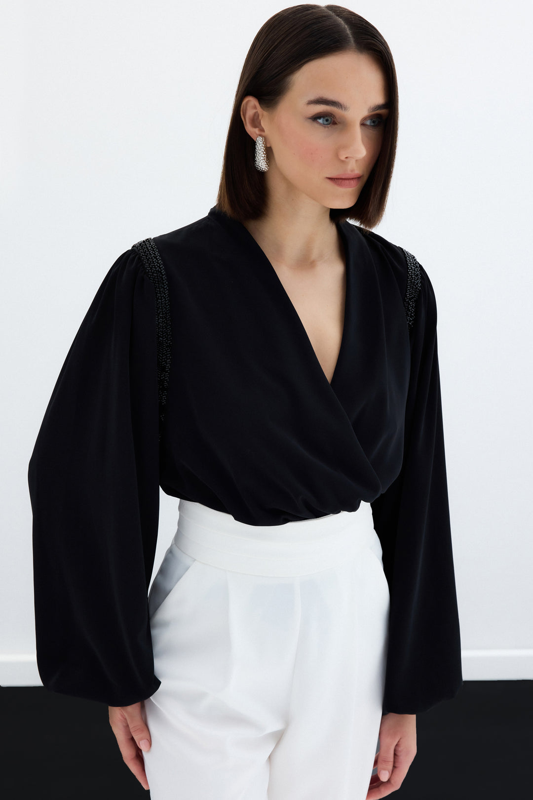 Sateen Blouse Bodysuit avec Détails Accessoires - Noir