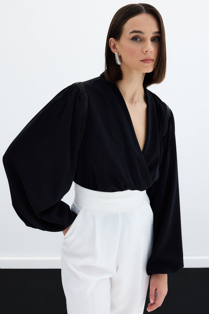 Sateen Blouse Bodysuit avec Détails Accessoires - Noir