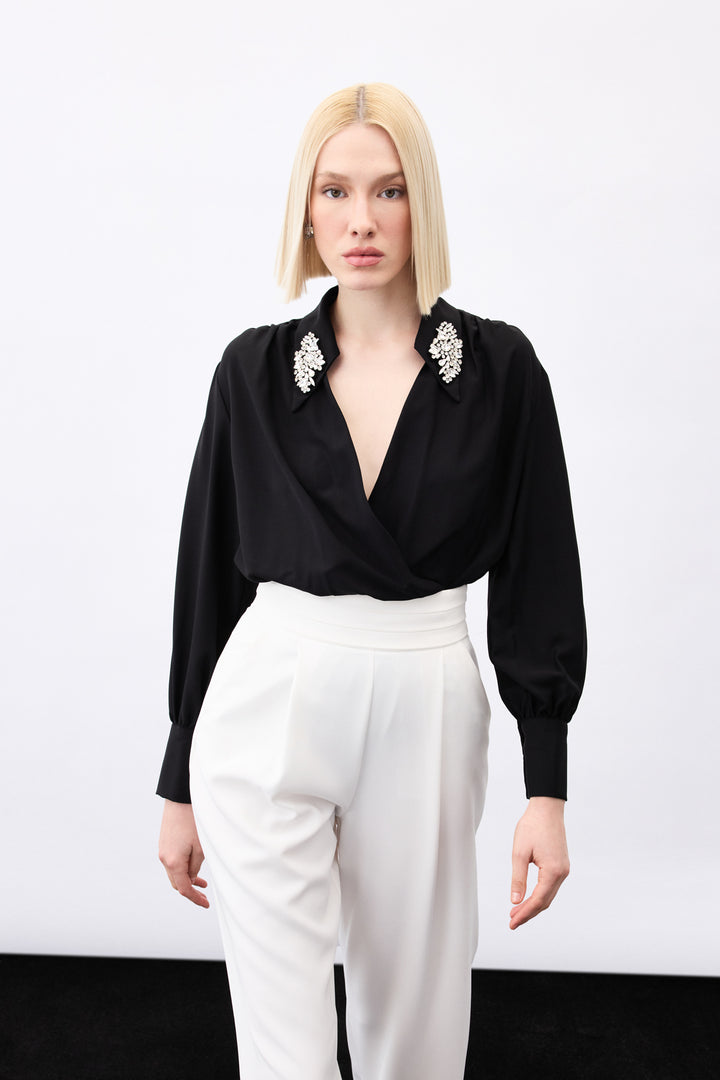Sateen Blouse body avec détails d'accessoires - Noir