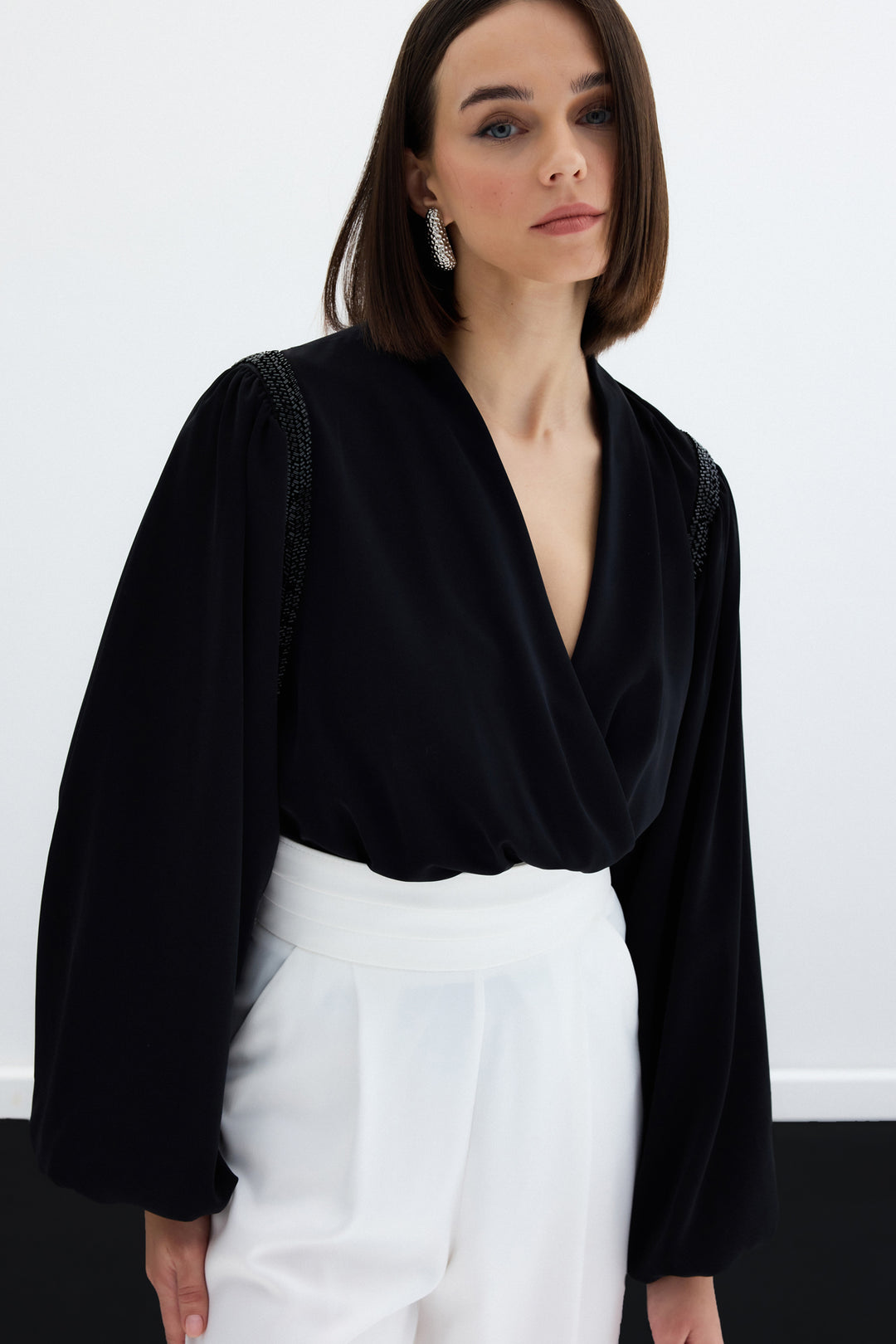 Sateen Blouse Bodysuit avec Détails Accessoires - Noir
