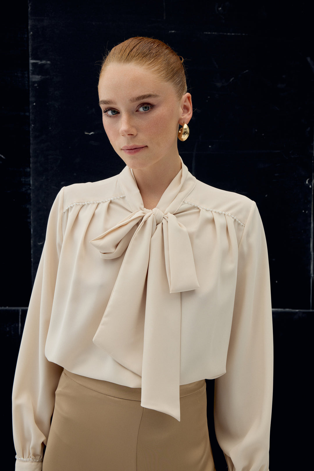 Sateen Blouse avec Détail Accessoire et Foulard - Beige