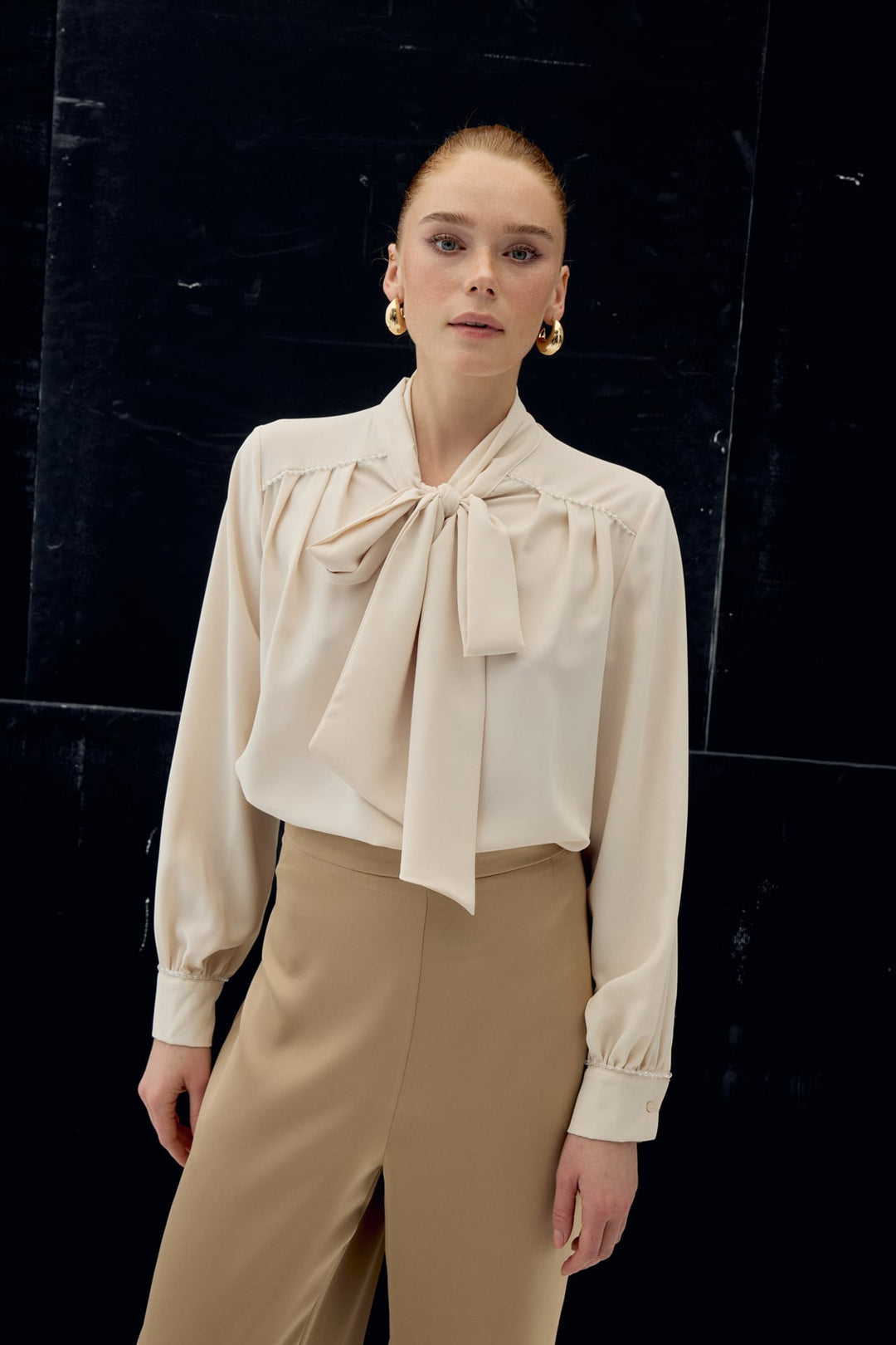 Sateen Blouse avec Détail Accessoire et Foulard - Beige
