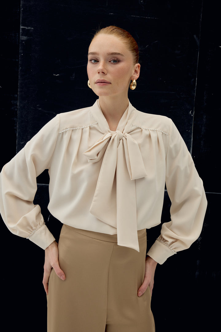 Sateen Blouse avec Détail Accessoire et Foulard - Beige