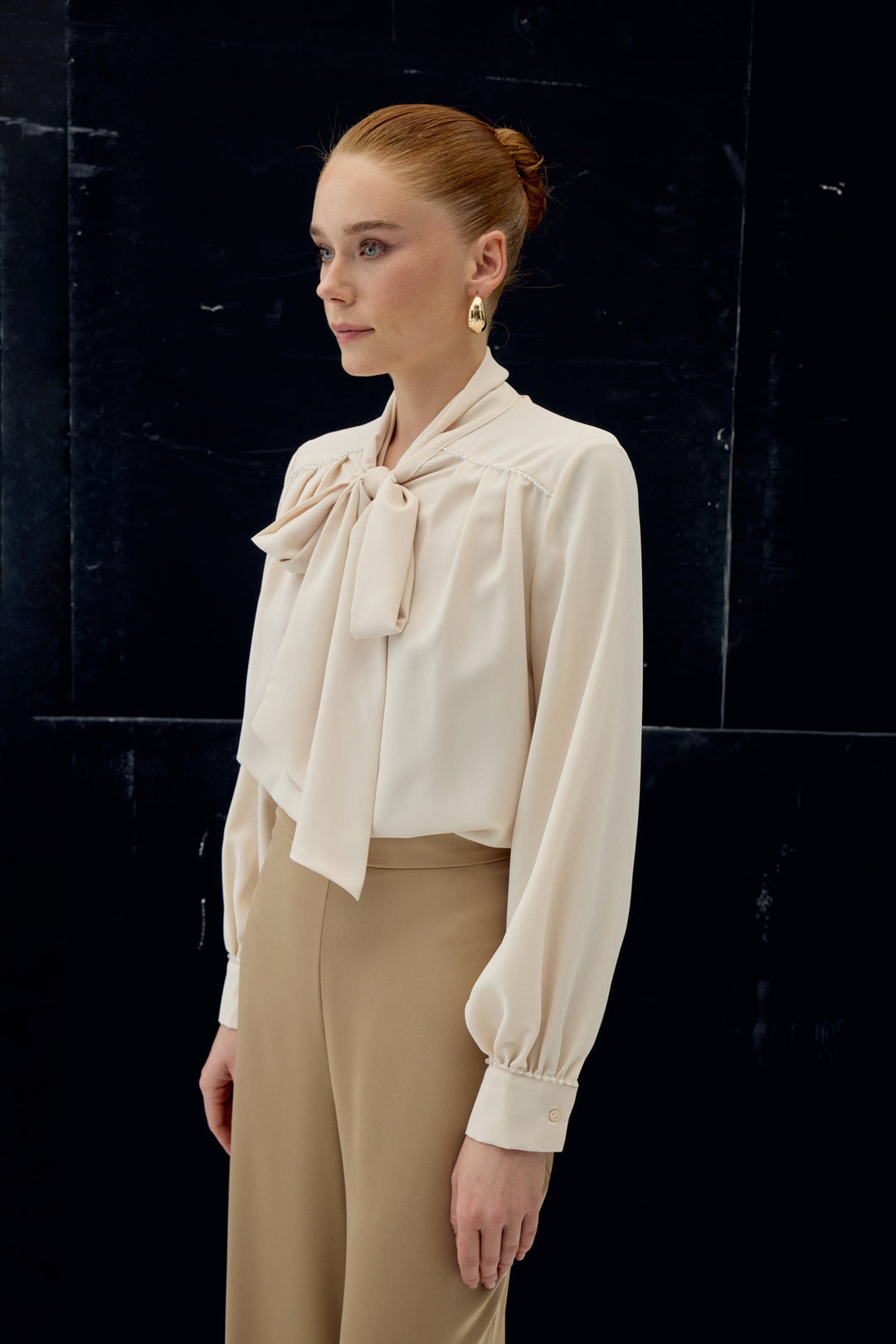 Sateen Blouse avec Détail Accessoire et Foulard - Beige