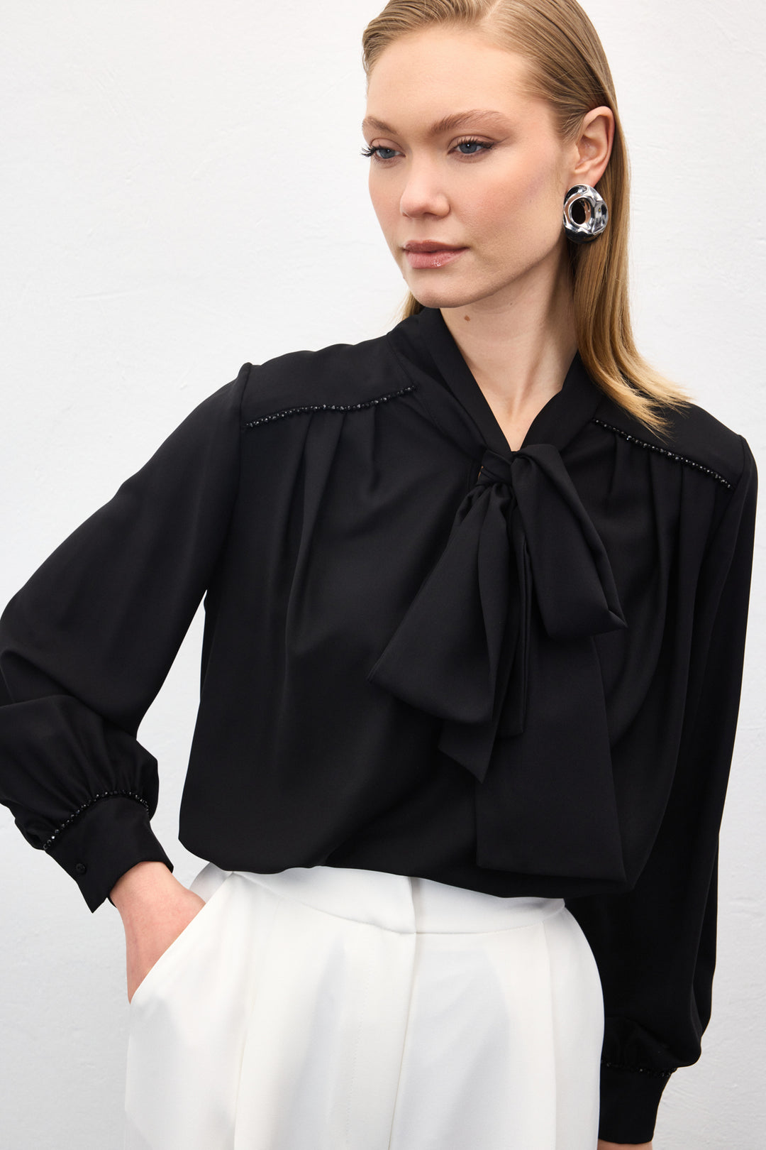 Sateen Blouse avec Détail Accessoire et Foulard - Noir