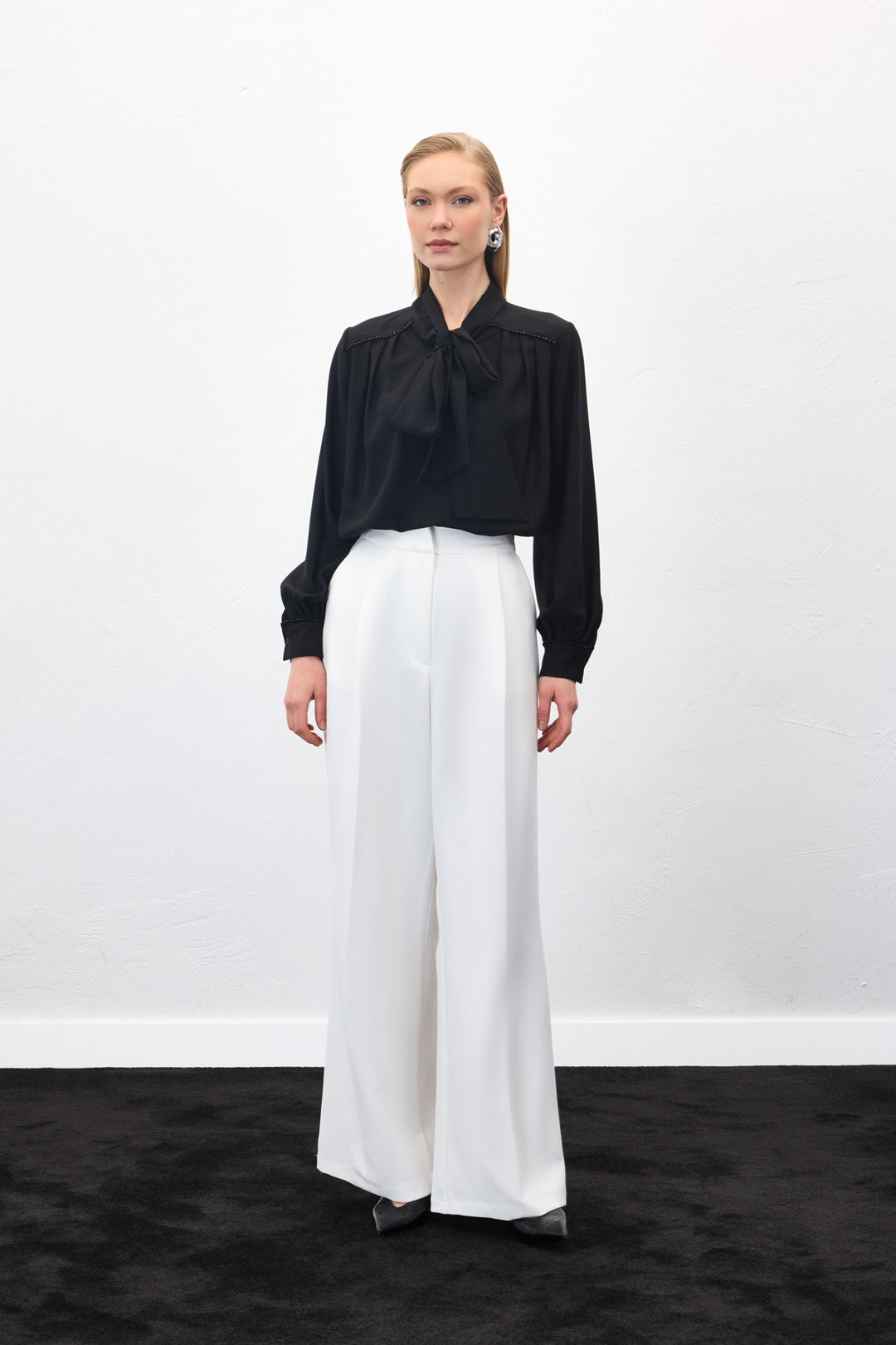 Sateen Blouse avec Détail Accessoire et Foulard - Noir