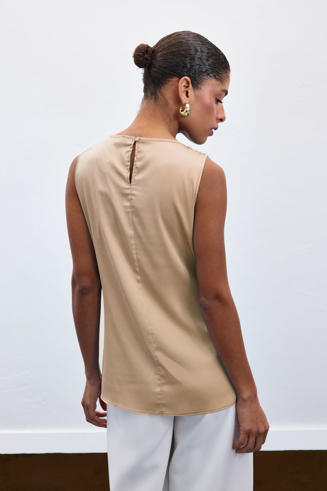 Sateen Blouse Sans Manches avec Détail Accessoire - Beige