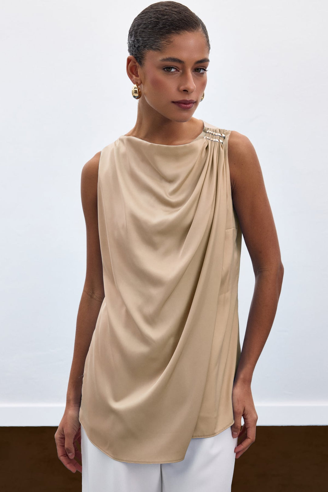 Sateen Blouse Sans Manches avec Détail Accessoire - Beige
