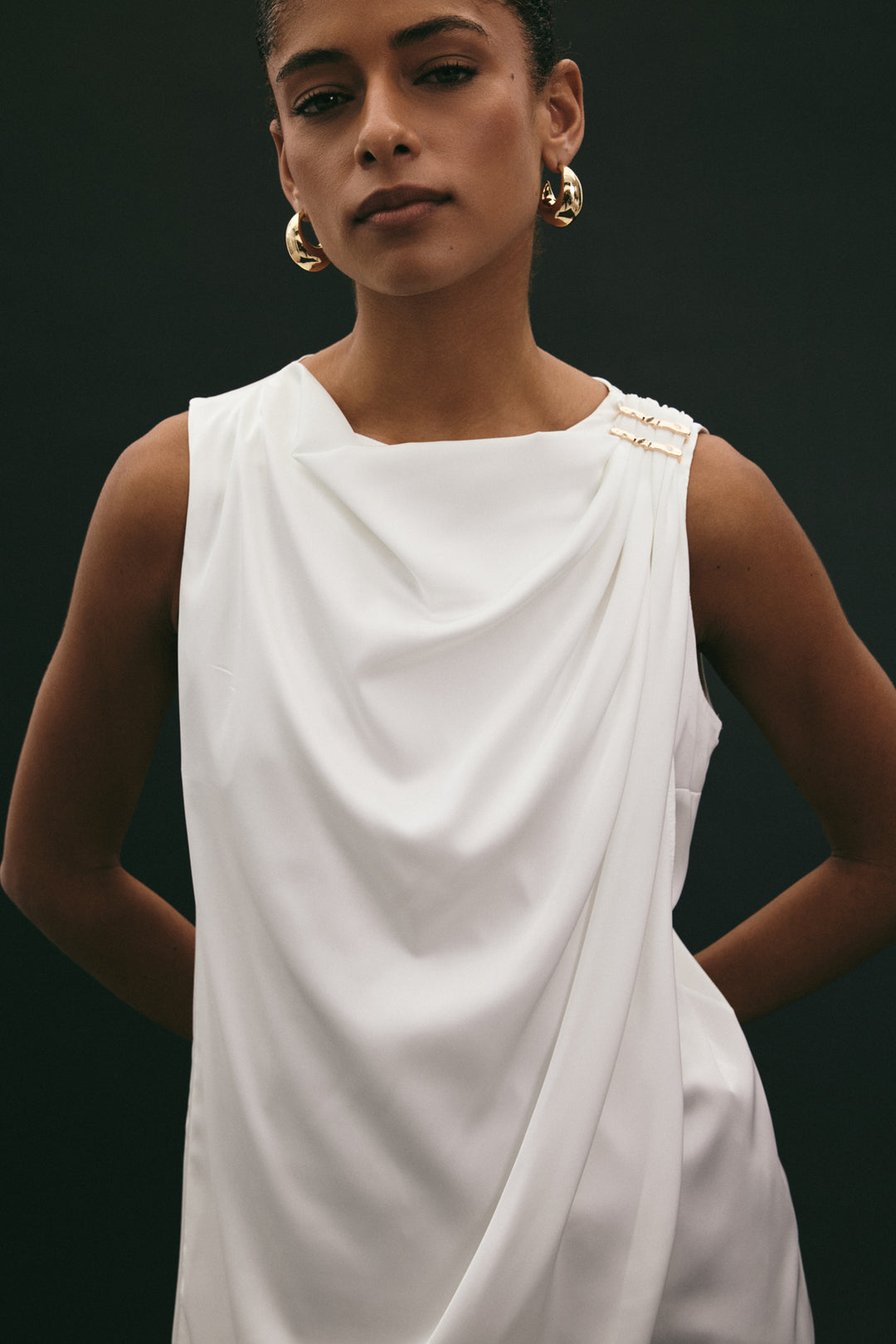 Sateen Blouse Sans Manches avec Détail Accessoire - Écru