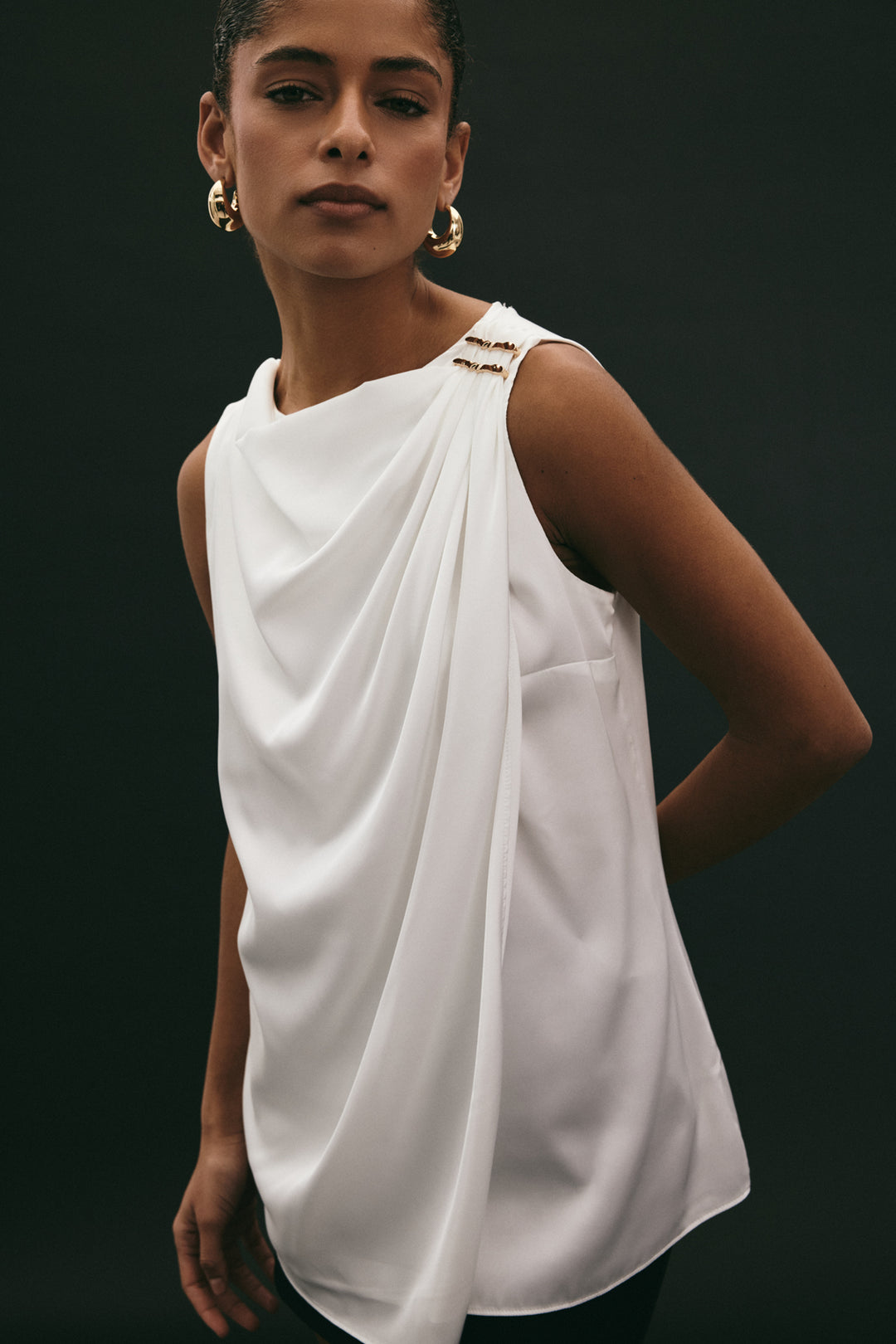 Sateen Blouse Sans Manches avec Détail Accessoire - Écru