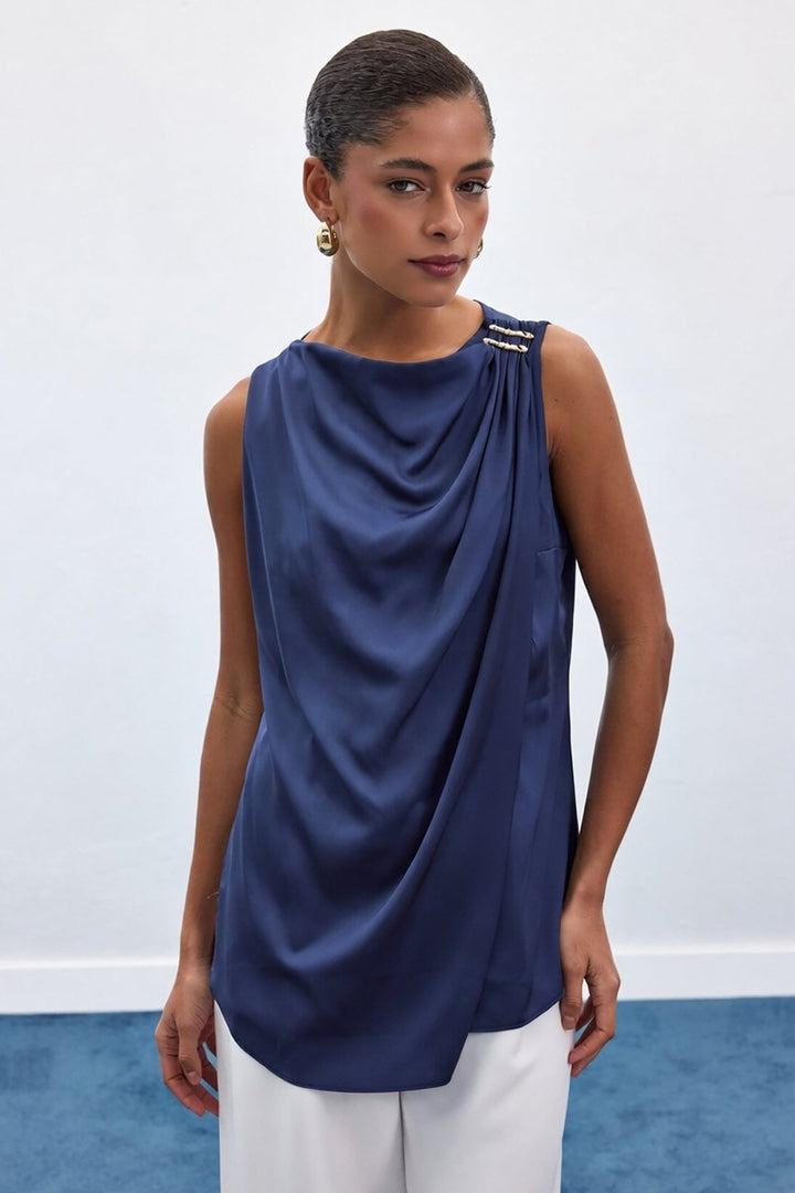 Sateen Blouse Sans Manches avec Détail Accessoire - Bleu marine