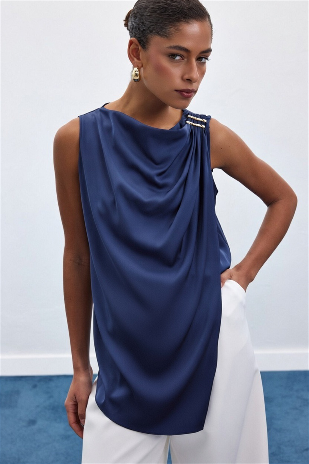 Sateen Blouse Sans Manches avec Détail Accessoire - Bleu marine