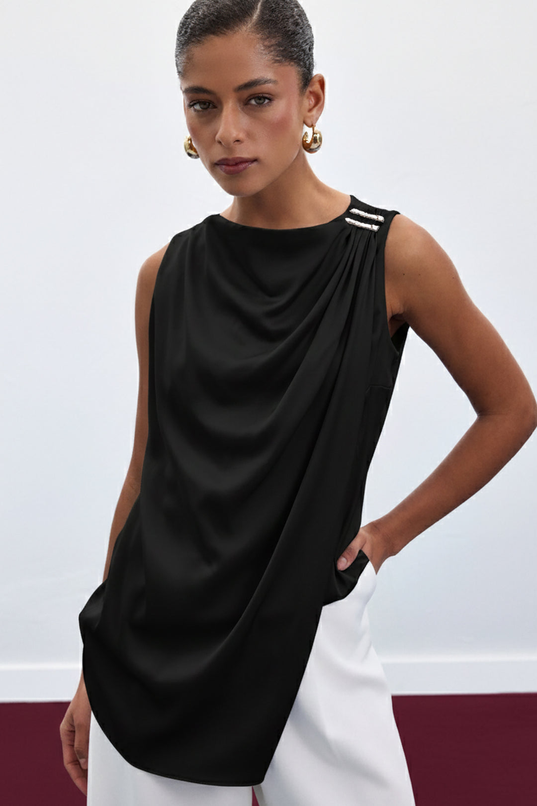 Sateen Blouse Sans Manches avec Détail Accessoire - Noir