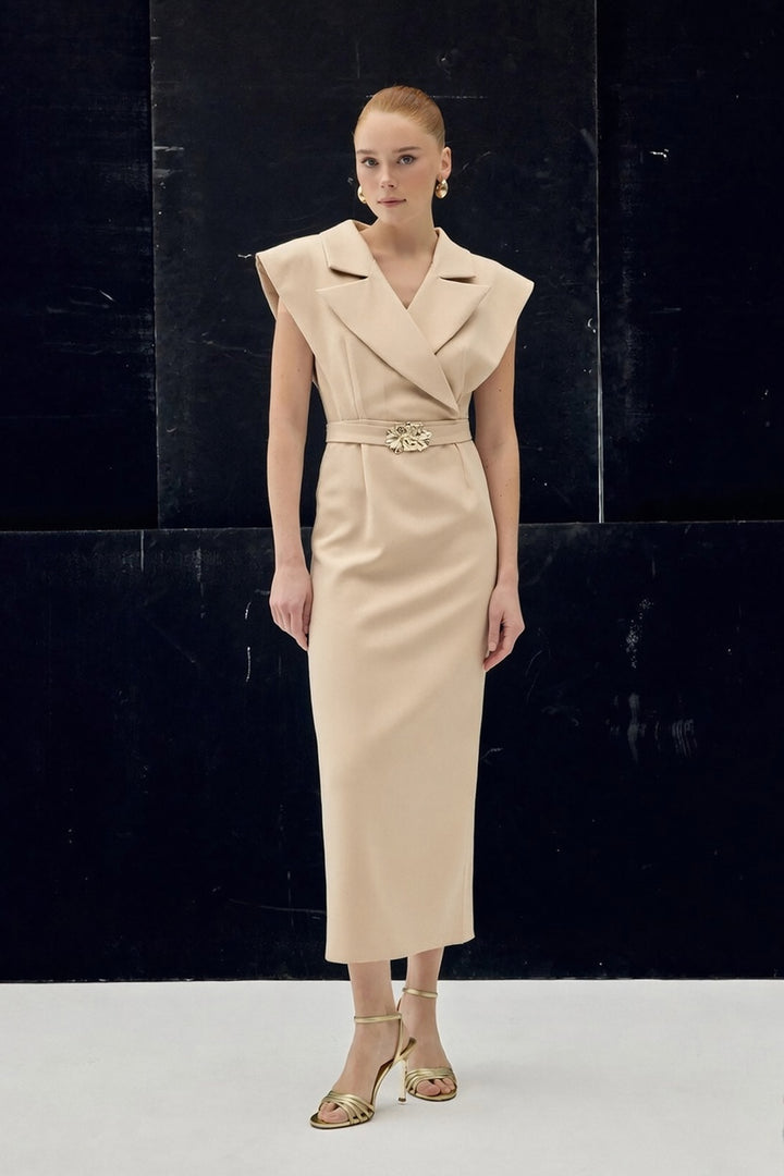 Sateen Robe maxi avec détails d'accessoires - Beige