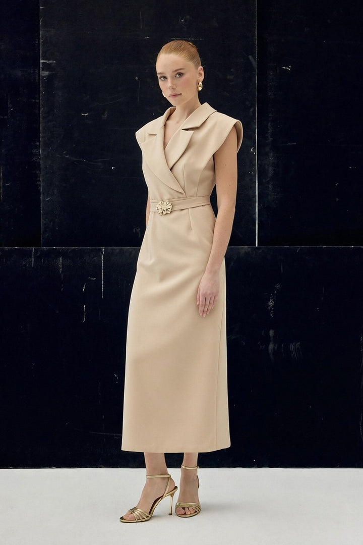 Sateen Robe maxi avec détails d'accessoires - Beige