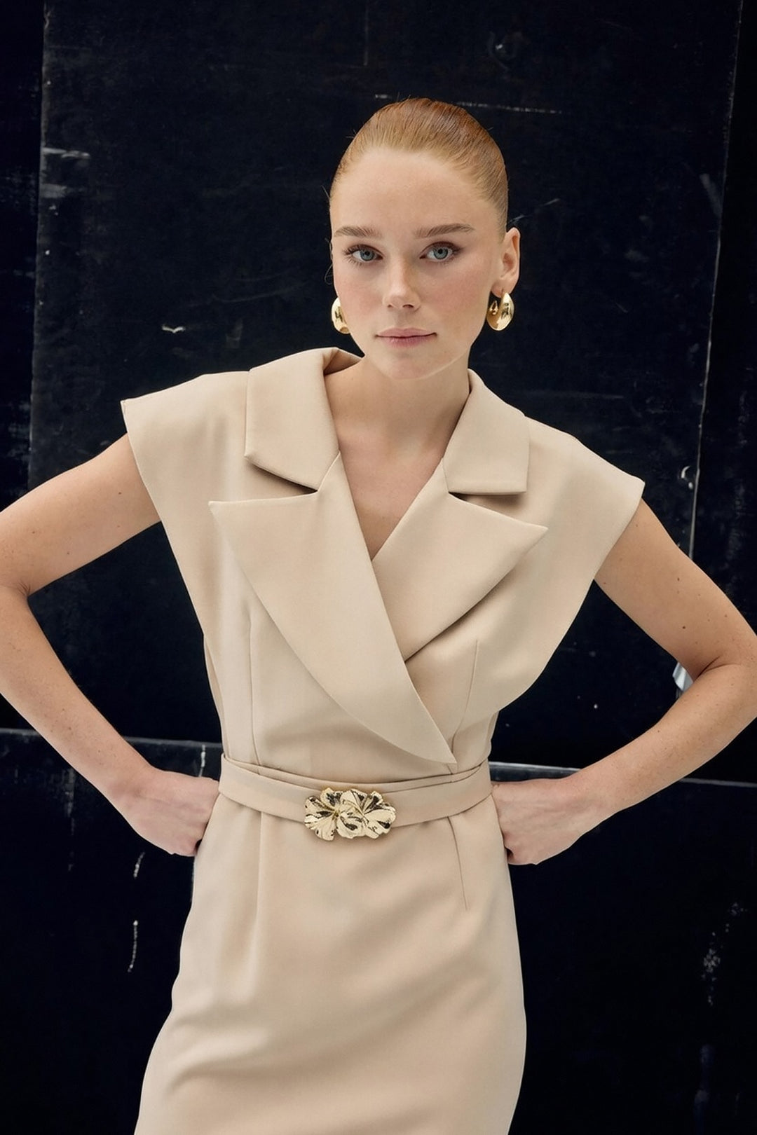 Sateen Robe maxi avec détails d'accessoires - Beige
