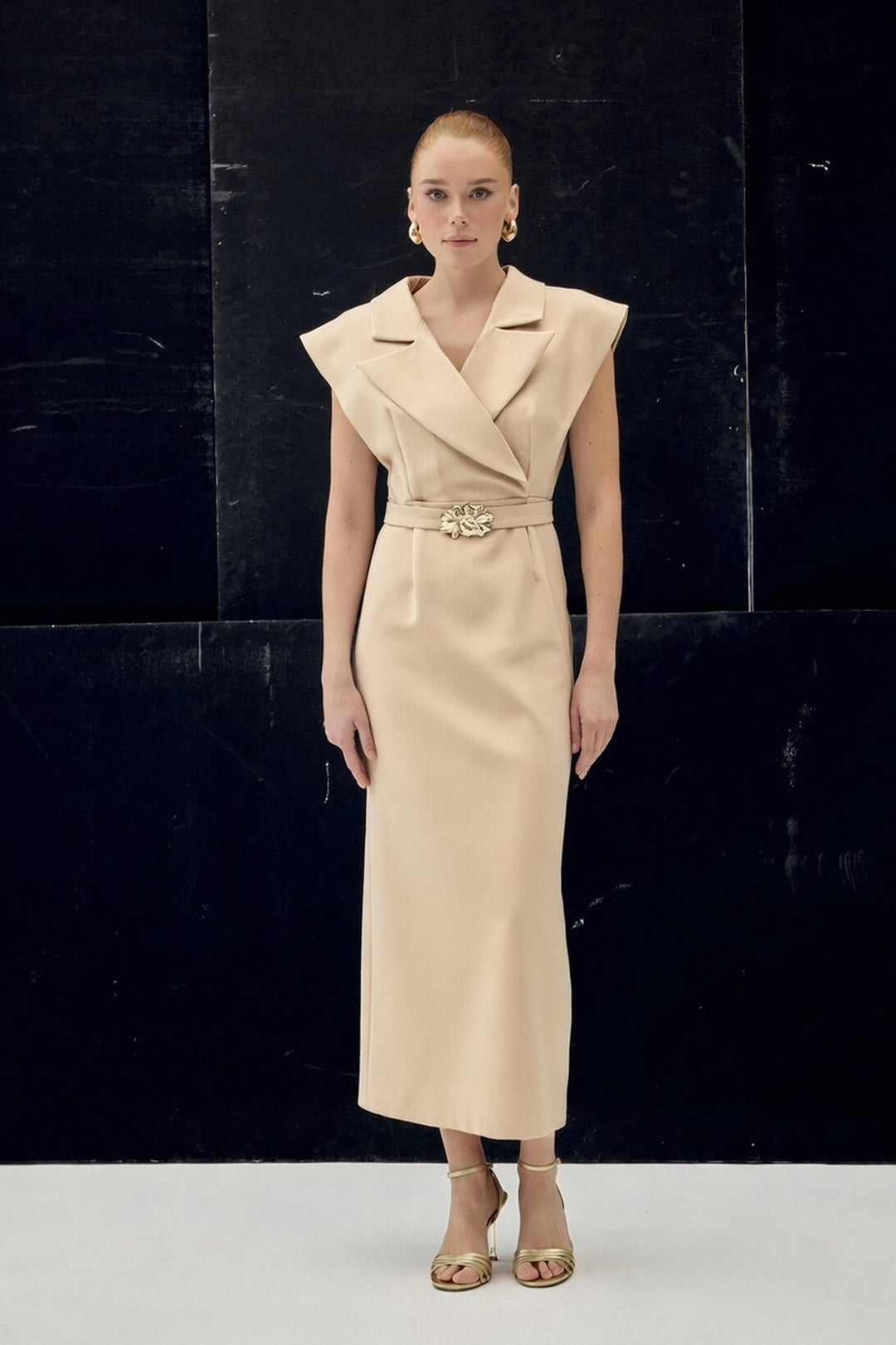 Sateen Robe maxi avec détails d'accessoires - Beige