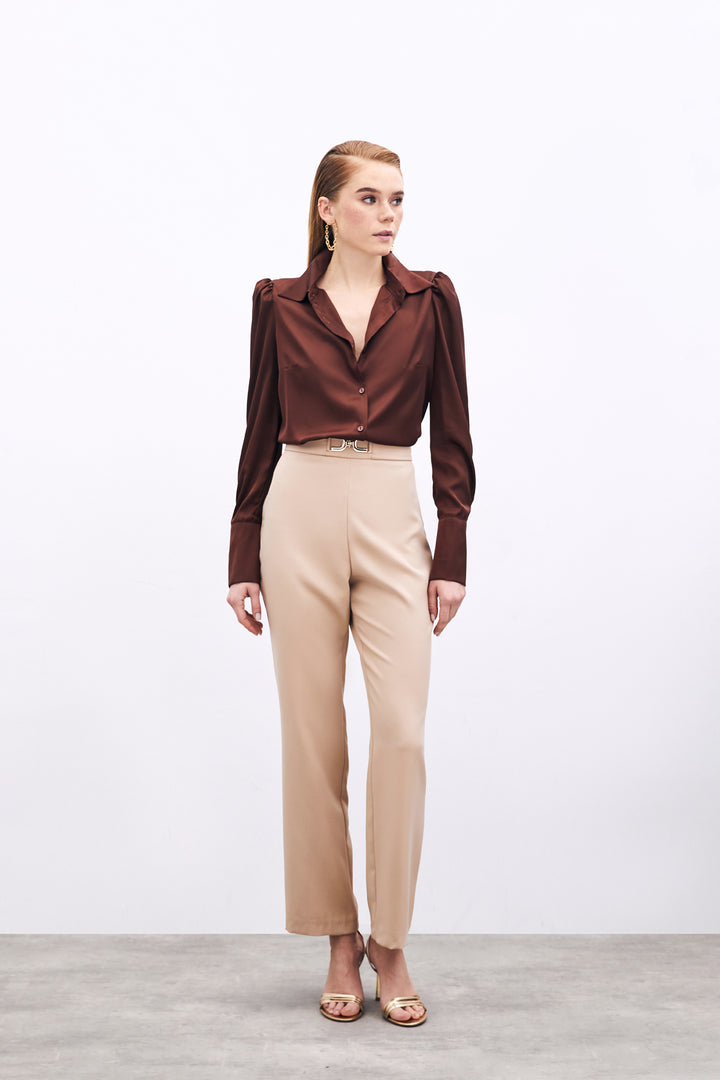 Sateen Pantalon avec détails d'accessoire - camel
