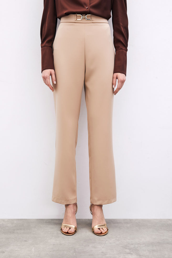 Sateen Pantalon avec détails d'accessoire - camel