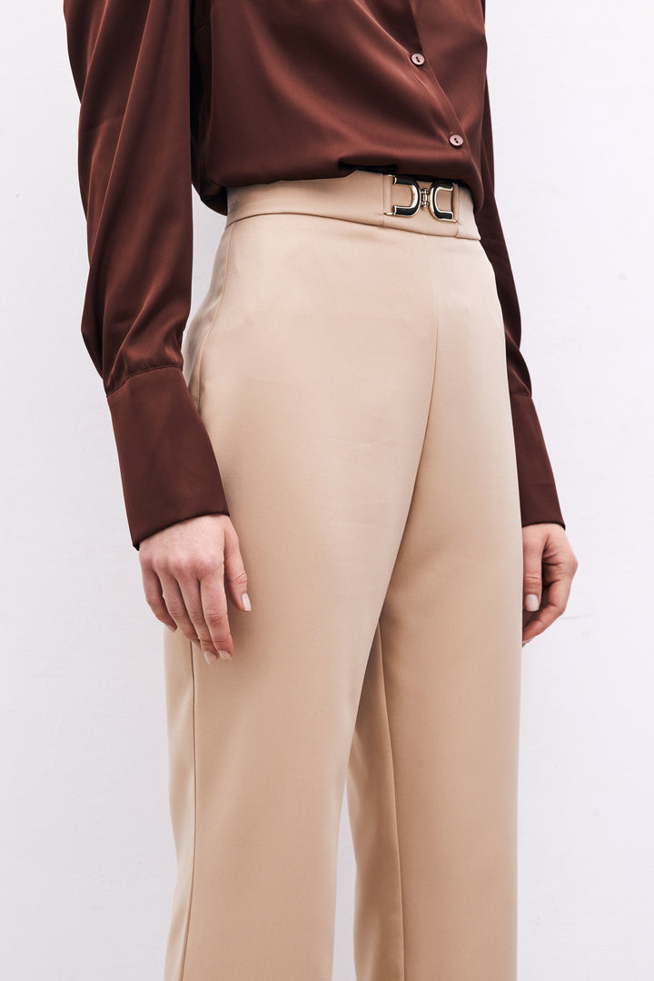 Sateen Pantalon avec détails d'accessoire - camel