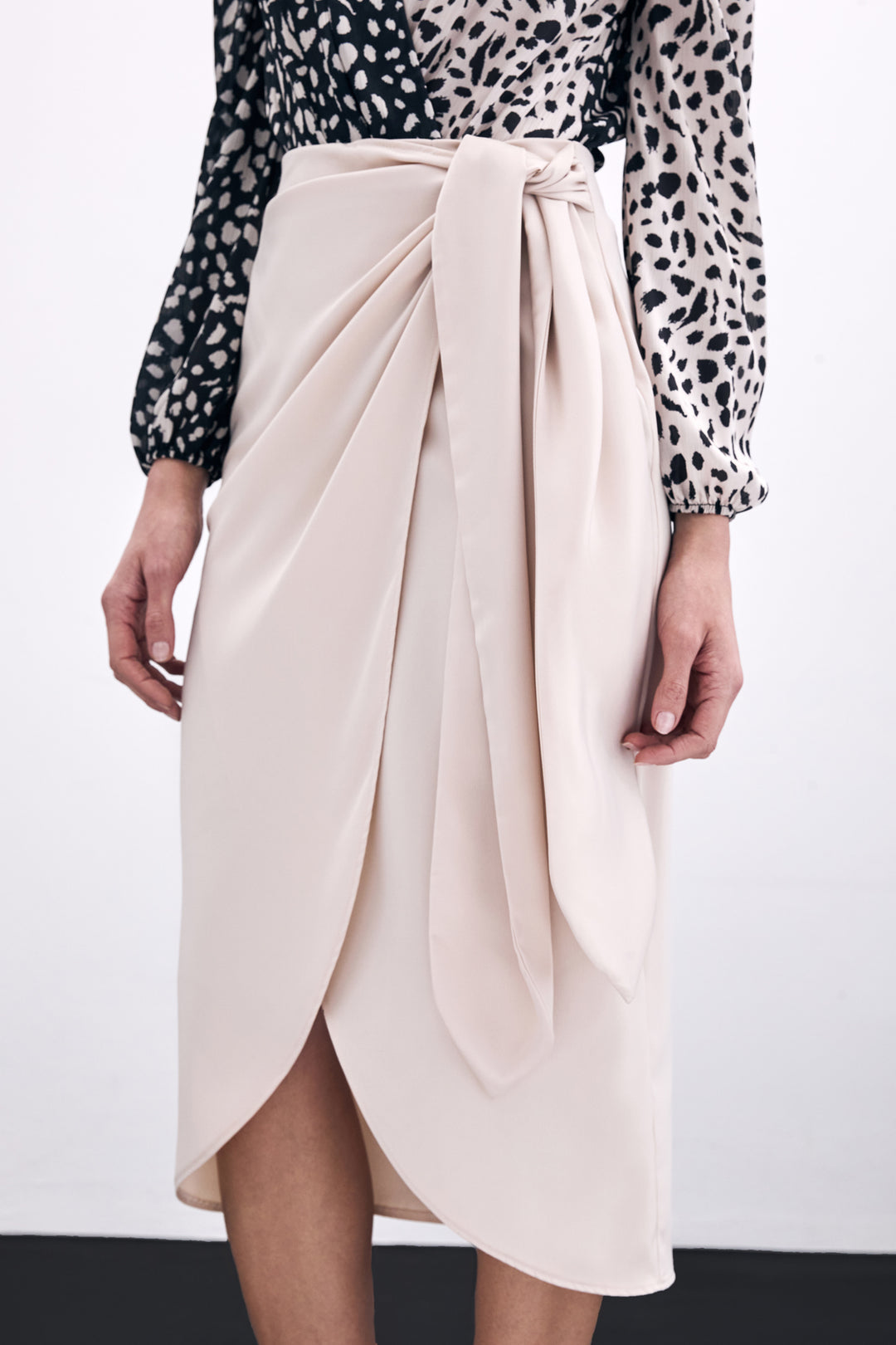 Sateen Jupe Croisée avec Détails à Nouer - Beige