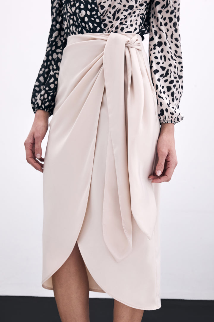 Sateen Jupe Croisée avec Détails à Nouer - Beige
