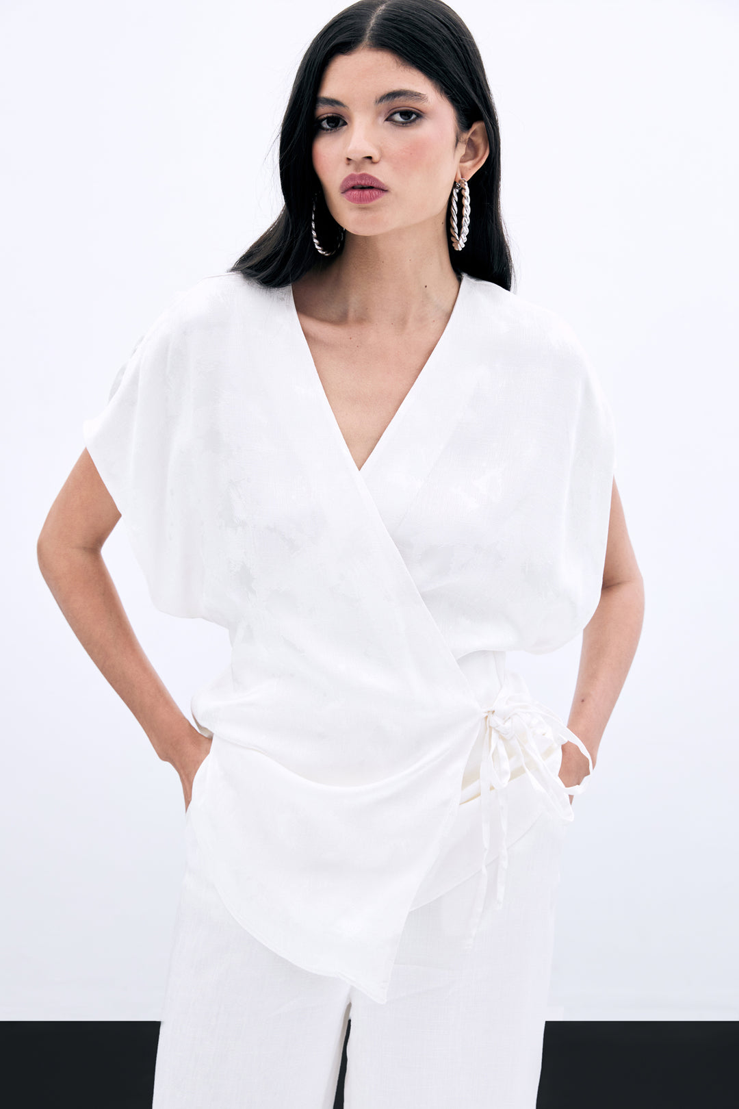 Sateen Blouse en satin jacquard à nouer - Écru