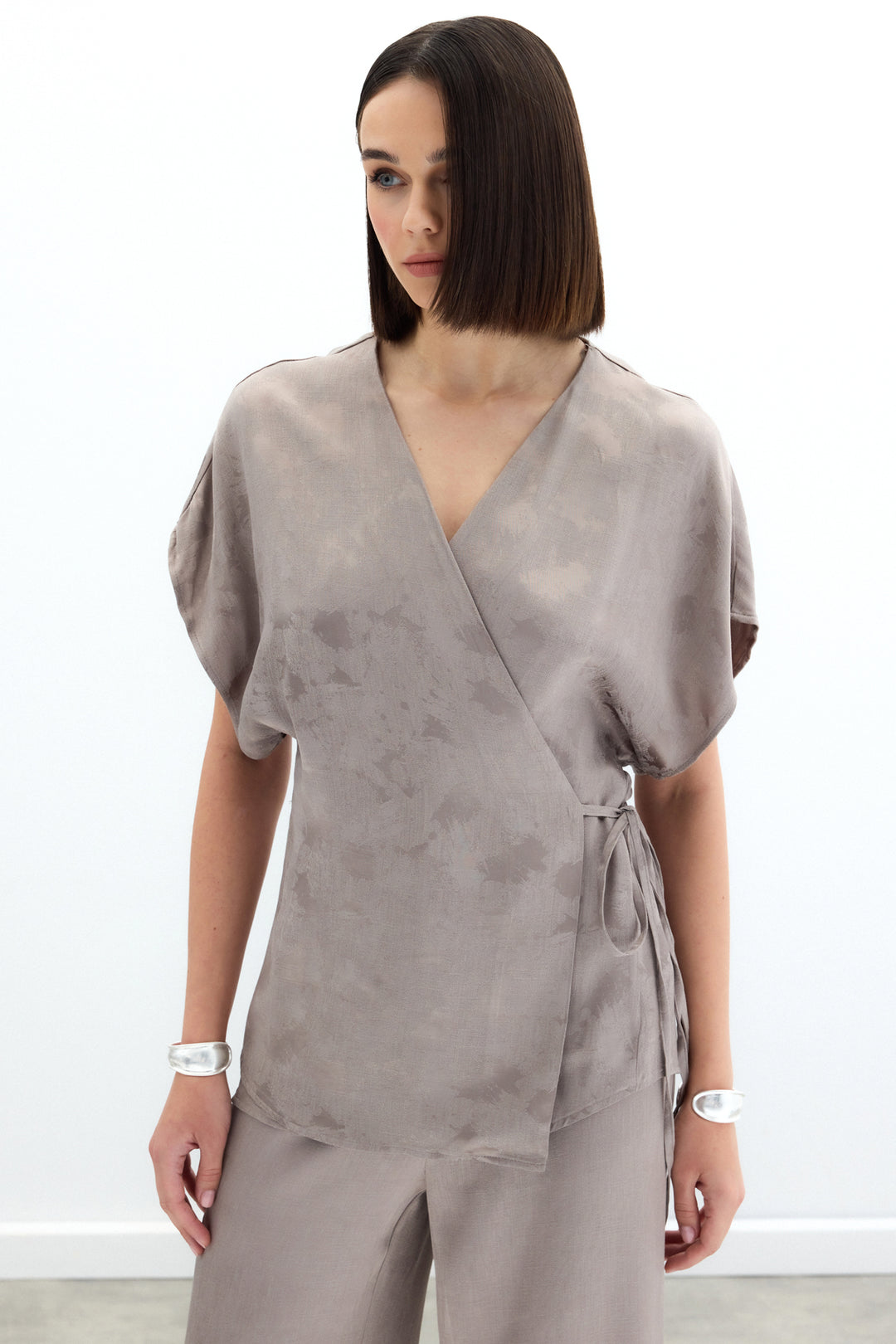 Sateen Blouse en satin jacquard à nouer - Vison