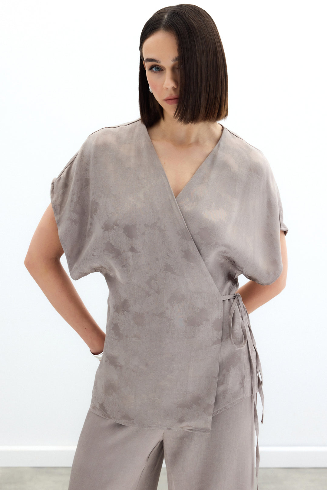 Sateen Blouse en satin jacquard à nouer - Vison