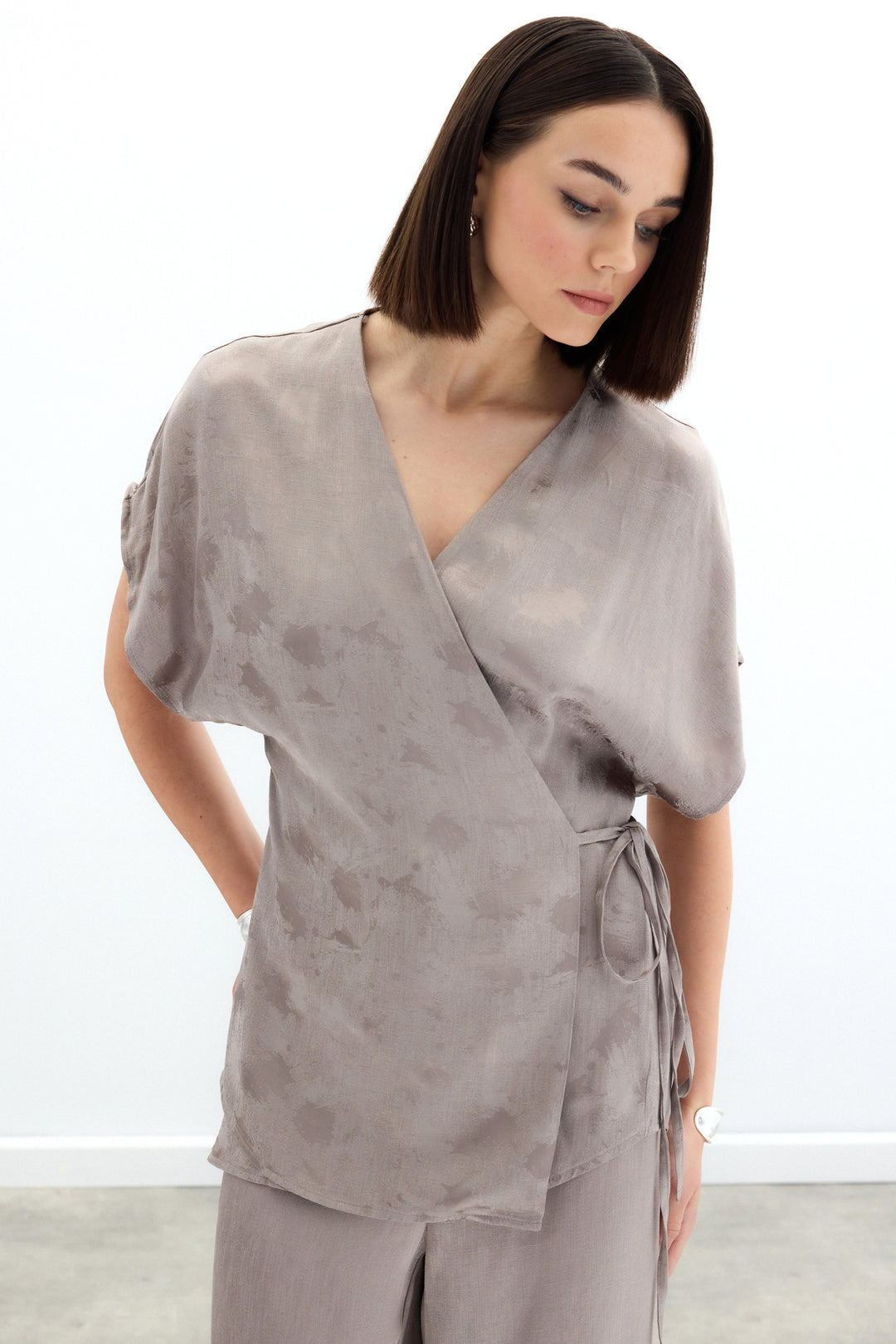 Sateen Blouse en satin jacquard à nouer - Vison